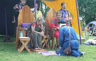 A little chat while the scroll is read